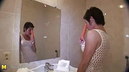 શું વૃદ્ધ માણસ છોકરીઓ હજામત કરે છે