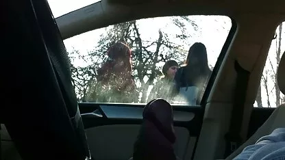 કાર બસ સ્ટોપ પર દાદીમા 4 છોકરીઓ