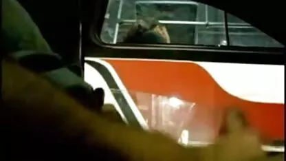 ટ્રેન કલાપ્રેમી ત્રણેય પર છોકરી