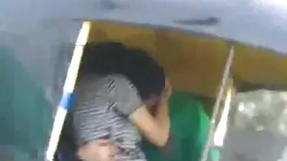 કારમાં ચુંબન ખેંચે છે. ચુસ્ત fucked