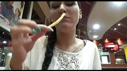 યંગ ગર્લ્સને ખાવું